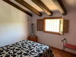 a bedroom with a bed and a window at Vivienda Rural Cardera Sierra de Cazorla in Beas de Segura