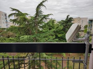 uma vista a partir de uma varanda com uma câmara de segurança em Grand et superbe appartement proche Paris em Creil