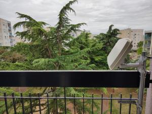 a view from a balcony with a security camera at Grand et superbe appartement proche Paris in Creil