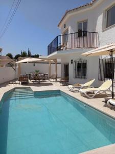 Bazén v ubytování Villa El Algarrobo nebo v jeho okolí