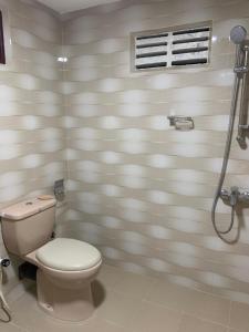 een badkamer met een toilet en een douche bij Nalluran illam - 2 bed room in Jaffna