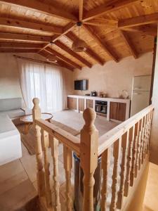uma cozinha com uma escada numa casa em Mani Luxury Suites and Studios in Gytheio with Private Pools em Gythio