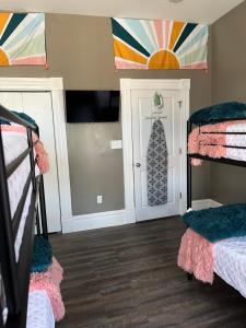 Pokój z łóżkami piętrowymi i drzwiami z suknią w obiekcie Old North Shanty w mieście Saint Louis