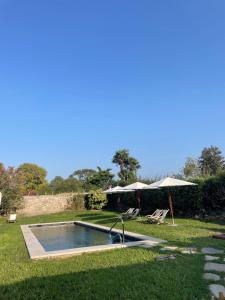 una piscina en un patio con sillas y sombrillas en Arraya, en Sare