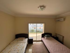Giường trong phòng chung tại Villa El Menzeh