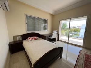 Een bed of bedden in een kamer bij Villa El Menzeh