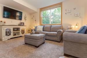 a living room with two couches and a tv at Woodland Legacy-Escape to unwind in Mount Vernon