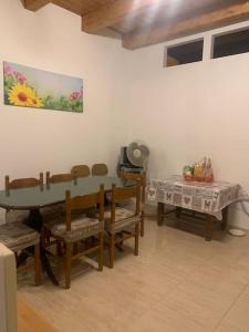 uma sala de estar com uma mesa e cadeiras, uma mesa e um sofá em Casa Dodò al mare di Soverato em Soverato Marina