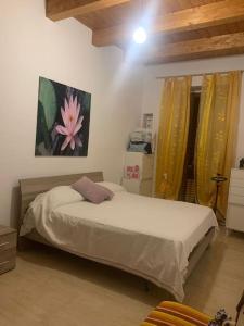 ein Schlafzimmer mit einem Bett und einem Wandgemälde in der Unterkunft Casa Dodò al mare di Soverato in Soverato Marina