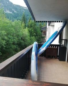 a large blue and white surfboard on a balcony at Appartamento incantevole con ampio balcone in Sella Nevea