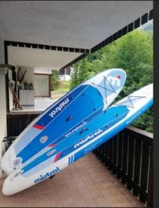 a surfboard on the side of a balcony at Appartamento incantevole con ampio balcone in Sella Nevea