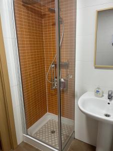 W łazience znajduje się prysznic i umywalka. w obiekcie Apartamento RENACIMIENTO con garaje w mieście Badajoz
