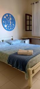 uma cama com uma toalha em cima em Pousada Exuberante em Abraão