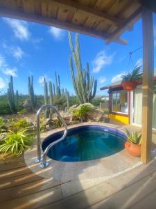 Bazén v ubytování Cozy studio with private spa nebo v jeho okolí