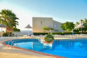 una piscina di fronte a un edificio di Golden Dream Apartments a Hersonissos