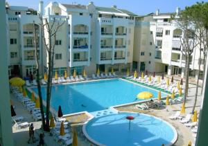 una gran piscina frente a un gran edificio en Kingu's Apartment en Golem