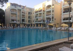 una gran piscina frente a algunos edificios en Kingu's Apartment en Golem