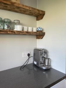 Cucina o angolo cottura di Relaxing 2 Bedroom Garden Cottage