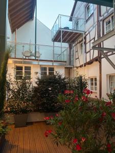 a balcony of a building with plants and flowers at Das schiefe Haus Wohnung Starkenburg in Heppenheim an der Bergstrasse