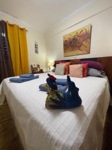 Un dormitorio con dos camas con toallas encima. en Casa #SerJo, en São Brás de Alportel 24 fotos más