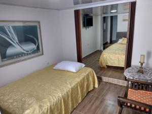 Habitación de hotel con 2 camas y espejo en El Hostal By Pochet, en San Andrés