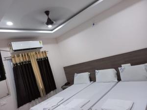 Postel nebo postele na pokoji v ubytování NB VENKATESWARA GRAND Inn + 5 fotografií