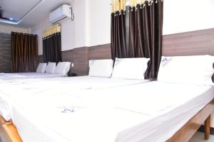 Postel nebo postele na pokoji v ubytování NB VENKATESWARA GRAND Inn