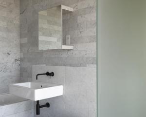 Kamar mandi di Ps1 Dungeness by Bloom Stays