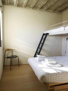 Tempat tidur dalam kamar di Ps1 Dungeness by Bloom Stays