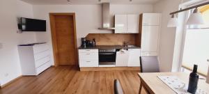 A kitchen or kitchenette at Apart Alpenflair Még 15 kép