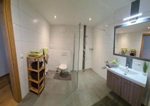 A bathroom at Apart Alpenflair