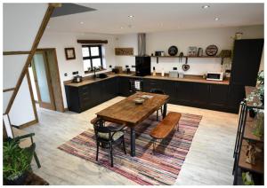 - une grande cuisine avec une table en bois dans l'établissement Mill House, à Portglenone