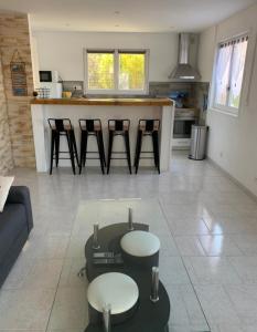 Kuchyňa alebo kuchynka v ubytovaní Rez de villa avec place de parking et vue mer.