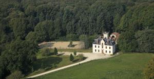 une vue aérienne d'une maison au milieu d'un champ dans l'établissement Domaine de Chantemerle, à Moutiers-sous-Chantemerle