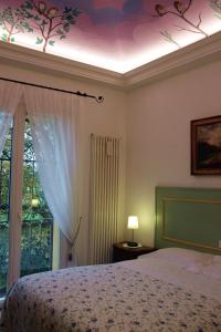 une chambre avec un grand lit et une fenêtre dans l'établissement La Corte Del Cavaliere Bed & Breakfast, à Calderara di Reno