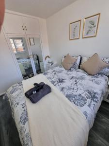um quarto com uma cama com um roupão em Modern & Elegant Home w/ Netflix and Parking em Leeds