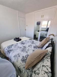 מיטה או מיטות בחדר ב-Modern & Elegant Home w/ Netflix and Parking