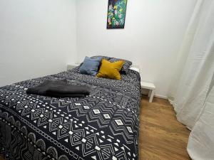 Łóżko lub łóżka w pokoju w obiekcie Mon Palmier Grand Appartement Parking Un-Séjour-à-Part