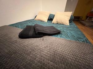 Łóżko lub łóżka w pokoju w obiekcie Mon Palmier Grand Appartement Parking Un-Séjour-à-Part