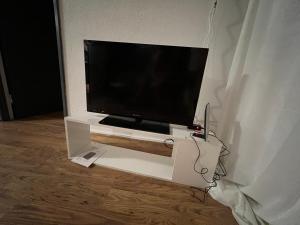 Telewizja i/lub zestaw kina domowego w obiekcie Mon Palmier Grand Appartement Parking Un-Séjour-à-Part