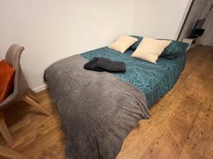 Łóżko lub łóżka w pokoju w obiekcie Mon Palmier Grand Appartement Parking Un-Séjour-à-Part