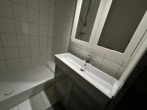 Łazienka w obiekcie Mon Palmier Grand Appartement Parking Un-Séjour-à-Part