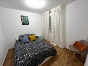 Łóżko lub łóżka w pokoju w obiekcie Mon Palmier Grand Appartement Parking Un-Séjour-à-Part