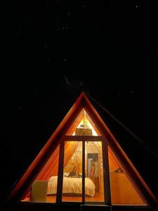 een kamer met een raam aan de voorzijde van een tent bij A-FRAME CABIN PUCON in Pucón
