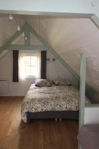 a bedroom with a canopy bed in a room at Les Jardins d'Olus in Wandignies-Hamage