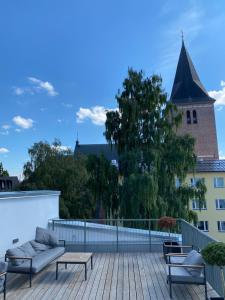 een patio met 2 banken en een tafel op een dak bij DuoStay in Tartu