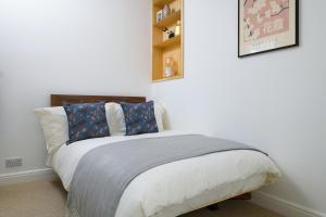 a bedroom with a bed with a wooden headboard at Heathercliffe Cottage, Snowdonia National Park in Penmaen-mawr