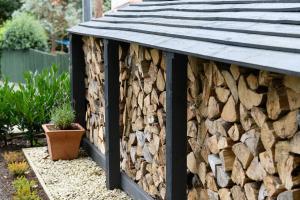 a wooden roof on top of a pile of wood at Heathercliffe Cottage, Snowdonia National Park in Penmaen-mawr