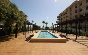 una piscina en medio de un patio en Stunning Penthouse in San Luis de Sabinillas, en San Luis de Sabinillas