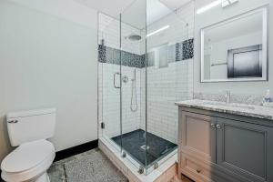 アトランタにあるStylish Atlanta Retreat Less Than 7 Mi to Midtown!のシャワー、トイレ、洗面台を備えたバスルーム +16枚の写真